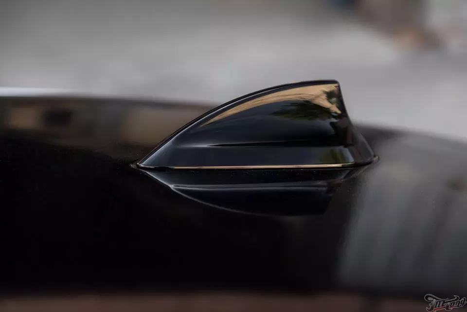 BMW 4 GC. Оклейка оконных молдингов и крыши в черный глянец. Окрас накладок зеркал и дисков в черный глянец!